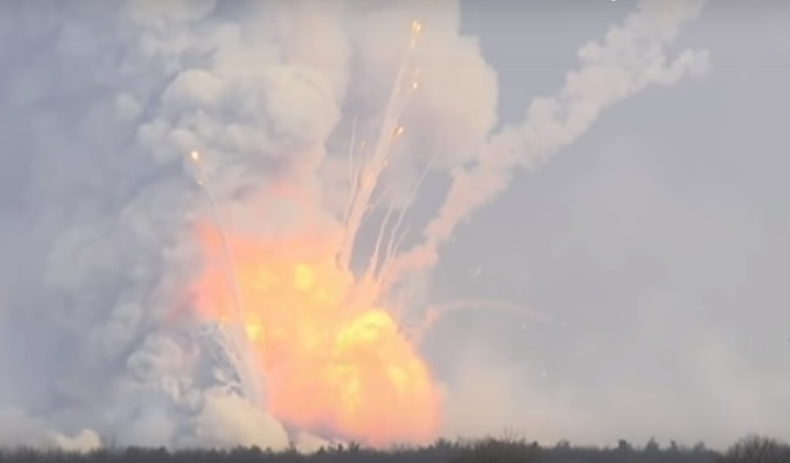 In der Ukraine explodieren erneut Granaten in einem brennenden Militärlager