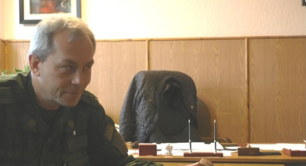 Basurin: ukrainische Soldaten in Schutzanzügen entladen einen Zug mit Fässern unbekannten Inhalts Basurin: ukrainische Soldaten in Schutzanzügen entladen einen Zug mit Fässern unbekannten Inhalts