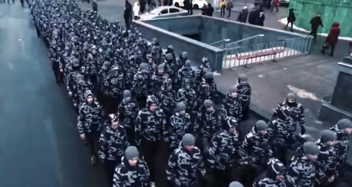 Ukrainische Radikale marschieren gegen russische Geschäfte