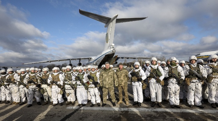 Poroschenko wird Fallschirmjäger an die Grenze zu Russland verlegen
