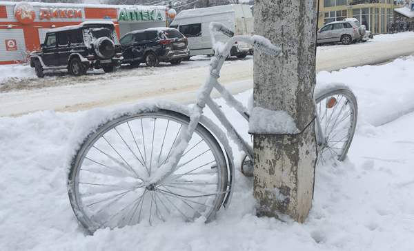 „Schaufele Autos aus Schneeverwehungen – kostengünstig“: Moskau versinkt im Schnee