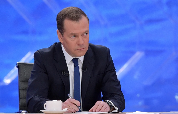 Medwedew unterschreibt Dekrete für vier nationale Projekte
