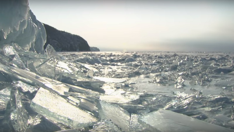 Zwei Lastwagen brachen durch das Eis auf dem Baikalsee