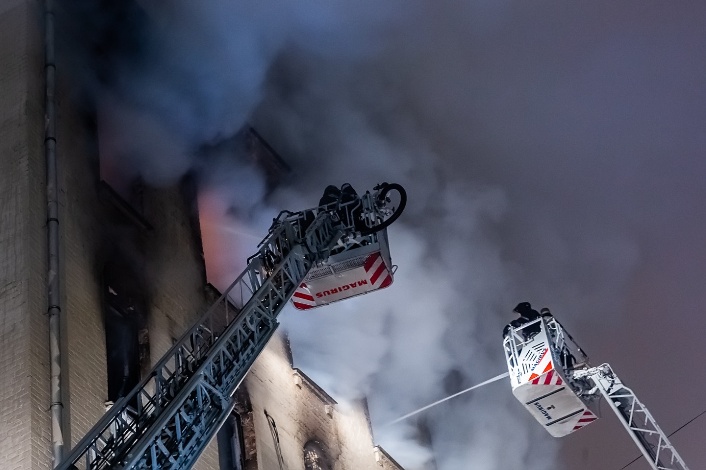 Feuer am Nikitski-Boulevard im Zentrum von Moskau
