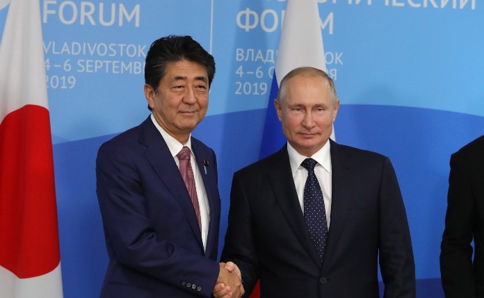 Abe: Vladimir, lassen Sie uns einen Friedensvertrag abschließen Abe: Vladimir, lassen Sie uns einen Friedensvertrag abschließen