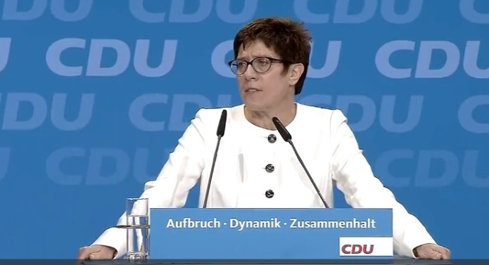 Deutsche Verteidigungsministerin fordert Druck auf Russland und Syrien zu erhöhen