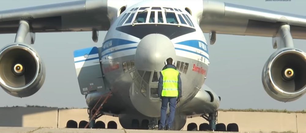 Russisches Flugzeug mit humanitärer Hilfe in die USA unterwegs