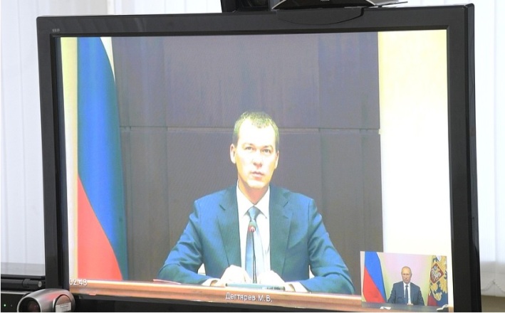 Chabarowsker Gouverneur geht auf Demonstranten zu Chabarowsker Gouverneur geht auf Demonstranten zu