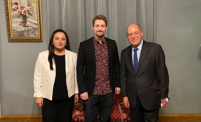 Sevim Dagdelen und Gregor Gysi beim US-Whistleblower Edward Snowden in Moskau