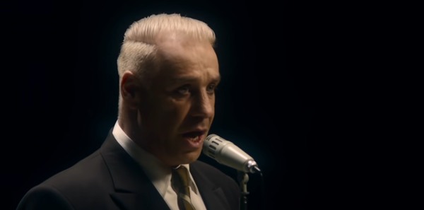Frontmann von Rammstein singt ein sowjetisches Lied