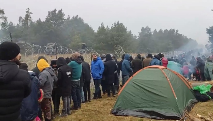 Wie Migranten an die polnische Grenze gelangen und was sie dort erwartet