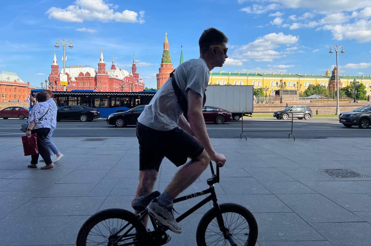 Stimmung in russischer Gesellschaft: junge Menschen depressiv, Senioren entspannt Stimmung in russischer Gesellschaft: junge Menschen depressiv, Senioren entspannt