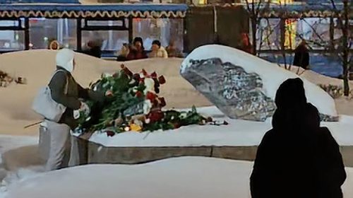 Tod von Alexei Nawalny: Blumen, Kerzen, Festnahmen