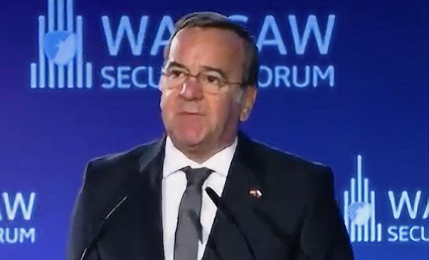 „Handfeste, globale Kampfansage“: Pistorius deutet geheime Botschaft auf Lawrows T-Shirt